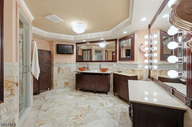37 Mountainwood Ct, Totowa Boro, NJ 07512