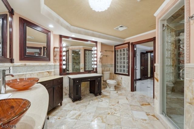 37 Mountainwood Ct, Totowa Boro, NJ 07512