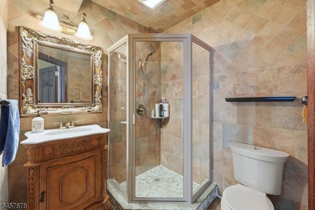 37 Mountainwood Ct, Totowa Boro, NJ 07512
