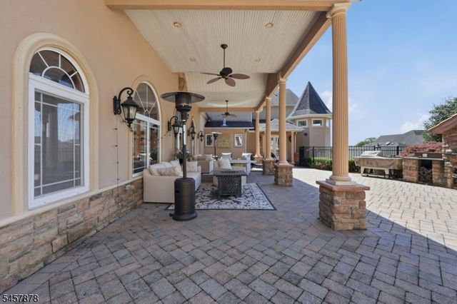 37 Mountainwood Ct, Totowa Boro, NJ 07512