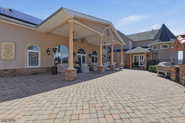 37 Mountainwood Ct, Totowa Boro, NJ 07512