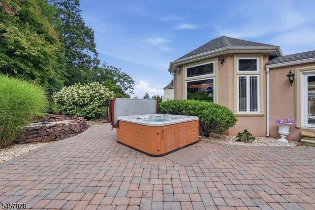 37 Mountainwood Ct, Totowa Boro, NJ 07512
