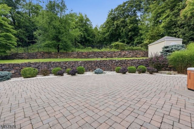 37 Mountainwood Ct, Totowa Boro, NJ 07512