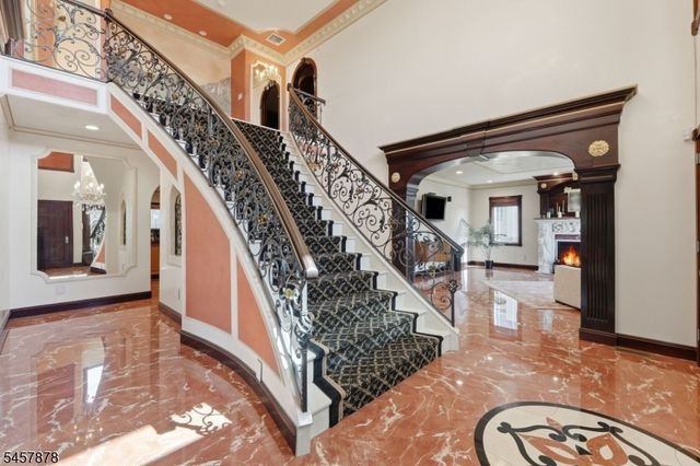 37 Mountainwood Ct, Totowa Boro, NJ 07512