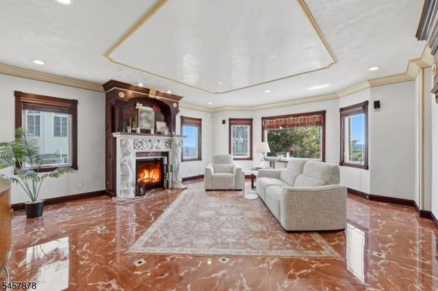 37 Mountainwood Ct, Totowa Boro, NJ 07512