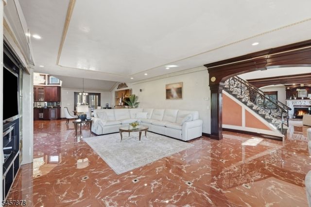 37 Mountainwood Ct, Totowa Boro, NJ 07512