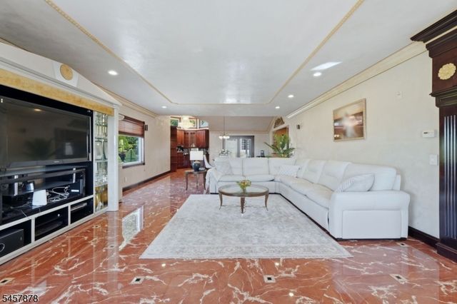 37 Mountainwood Ct, Totowa Boro, NJ 07512