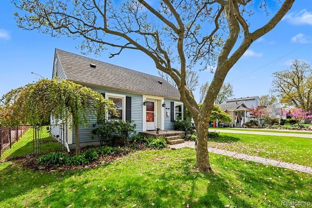 22460 Daniels Street, Saint Clair Shores, MI 48081