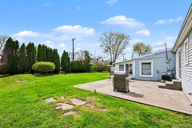 22460 Daniels Street, Saint Clair Shores, MI 48081