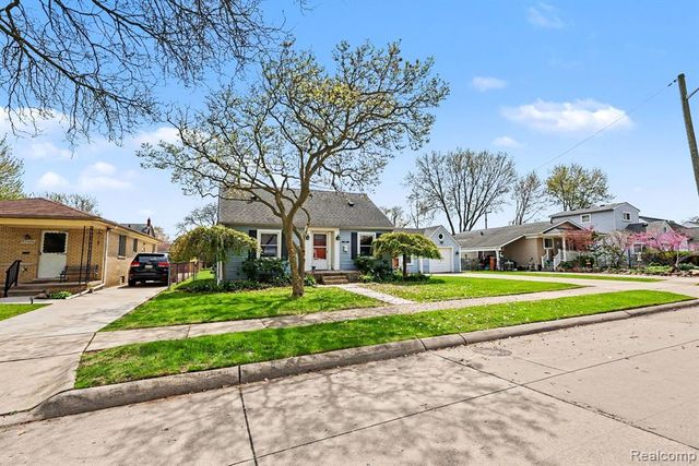 22460 Daniels Street, Saint Clair Shores, MI 48081