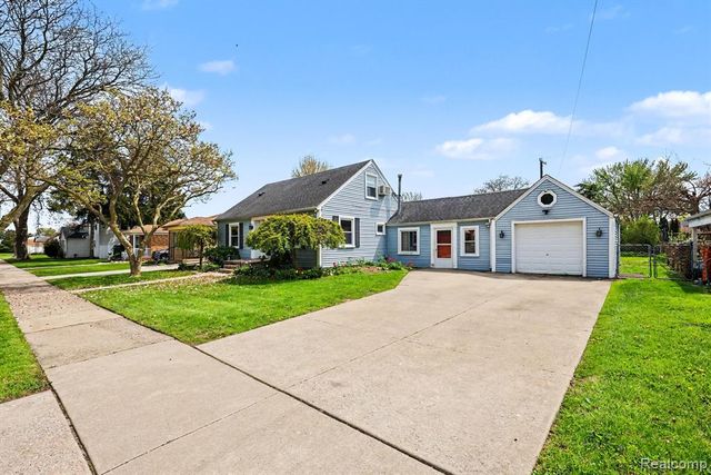 22460 Daniels Street, Saint Clair Shores, MI 48081