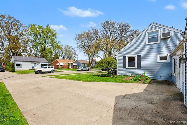 22460 Daniels Street, Saint Clair Shores, MI 48081