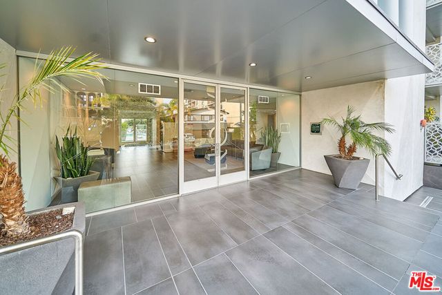 425 S Willaman Drive 204, Los Angeles, CA 90048