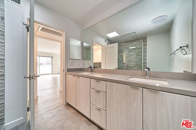 425 S Willaman Drive 204, Los Angeles, CA 90048