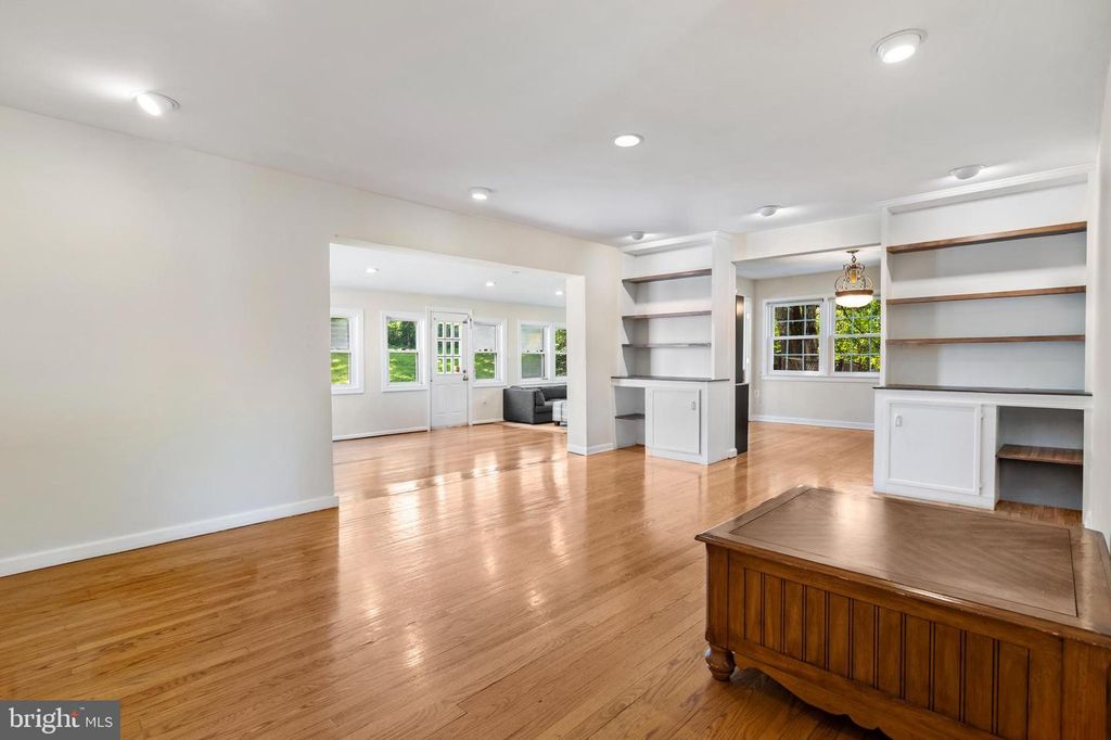Image 12 of property listing at 13925 SHANNON DR, Silver Spring, MD 20904