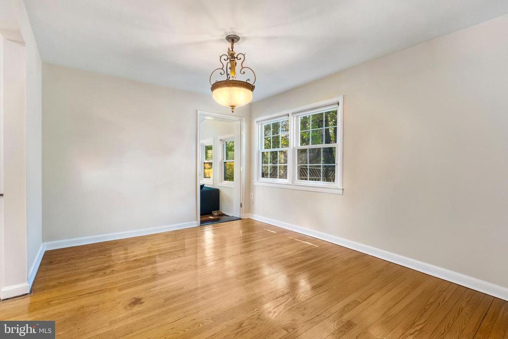 Image 14 of property listing at 13925 SHANNON DR, Silver Spring, MD 20904