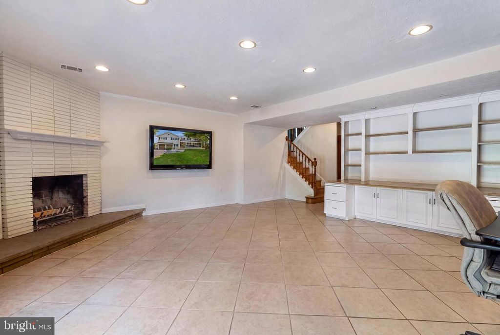 Image 34 of property listing at 13925 SHANNON DR, Silver Spring, MD 20904