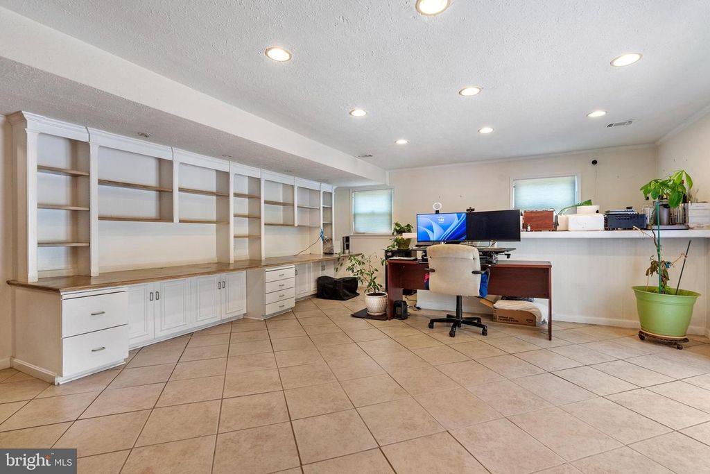 Image 35 of property listing at 13925 SHANNON DR, Silver Spring, MD 20904