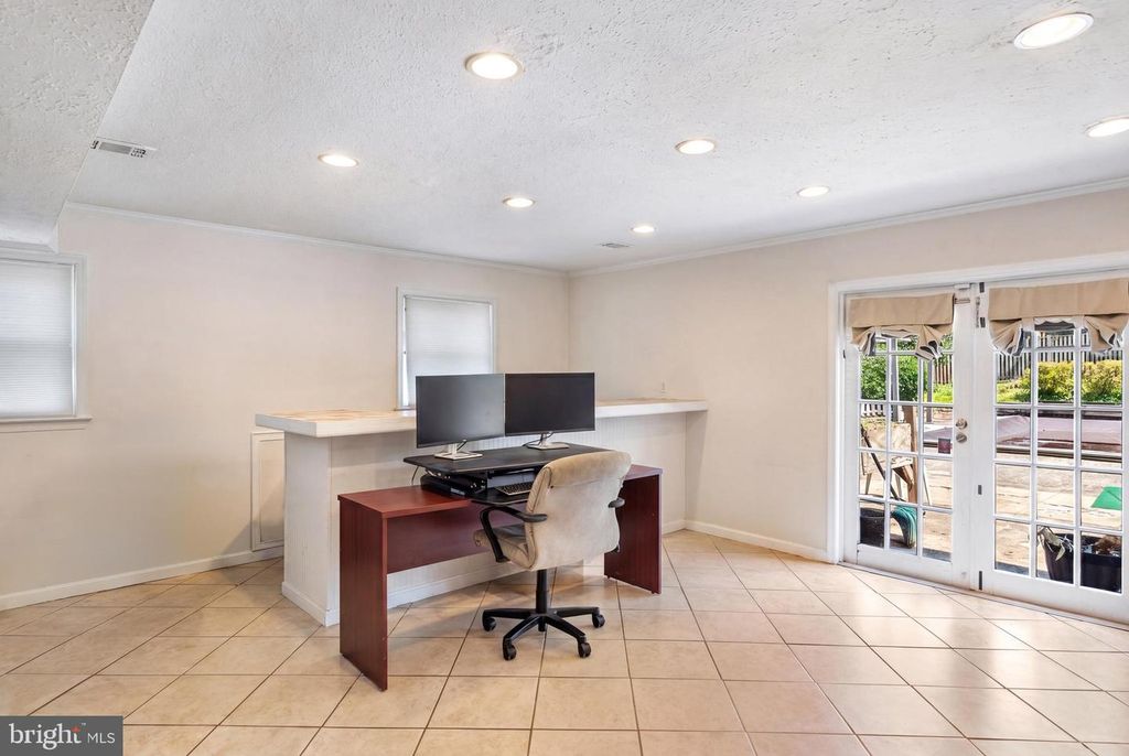 Image 36 of property listing at 13925 SHANNON DR, Silver Spring, MD 20904