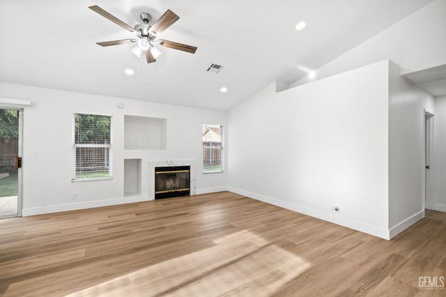 5914 Summer Country Drive, Bakersfield, CA 93313