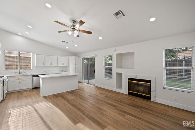 5914 Summer Country Drive, Bakersfield, CA 93313