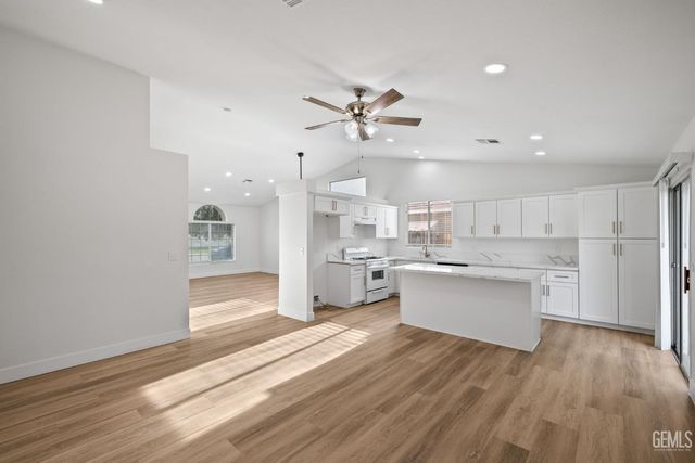 5914 Summer Country Drive, Bakersfield, CA 93313