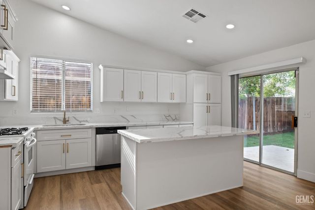 5914 Summer Country Drive, Bakersfield, CA 93313