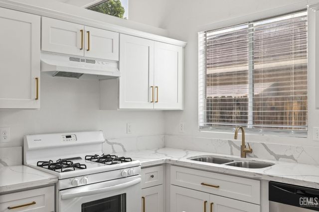 5914 Summer Country Drive, Bakersfield, CA 93313