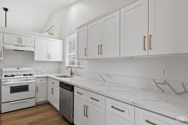 5914 Summer Country Drive, Bakersfield, CA 93313