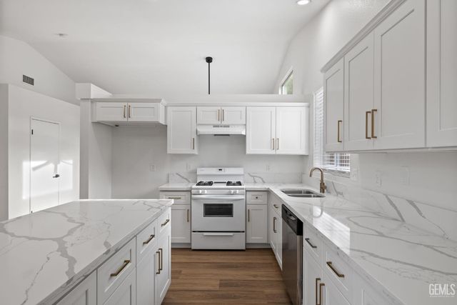 5914 Summer Country Drive, Bakersfield, CA 93313