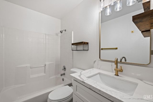 5914 Summer Country Drive, Bakersfield, CA 93313