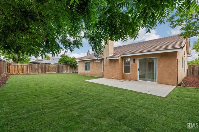 5914 Summer Country Drive, Bakersfield, CA 93313