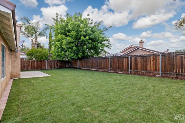 5914 Summer Country Drive, Bakersfield, CA 93313
