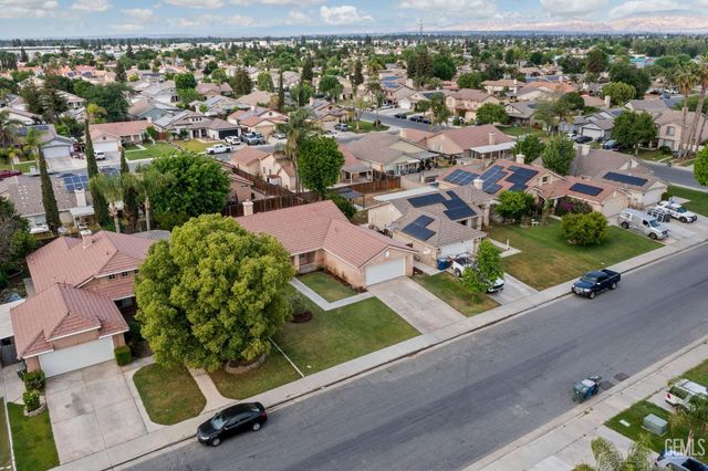 5914 Summer Country Drive, Bakersfield, CA 93313