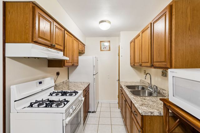 735 Hill Drive 112, Hoffman Estates, IL 60169
