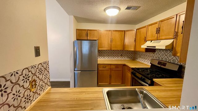 68 Rockledge Loop 68, Torrington, CT 06790
