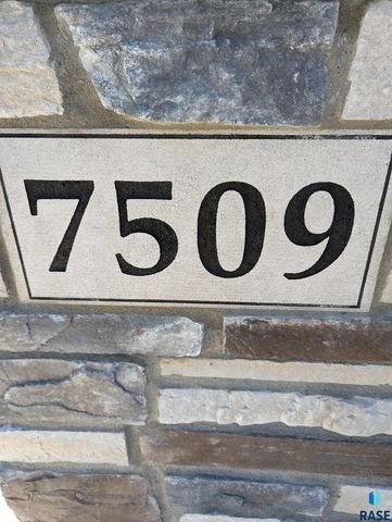 7509 W Flowerfield Pl, Sioux Falls, SD 57108