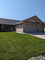 7509 W Flowerfield Pl, Sioux Falls, SD 57108