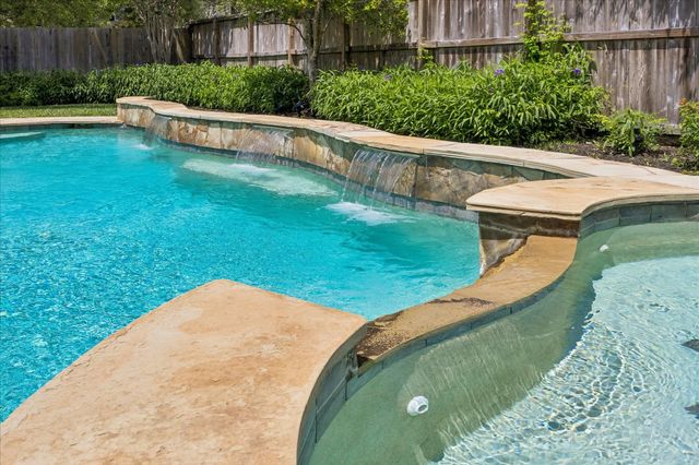 803 Woodcrest Drive, Friendswood, TX 77546