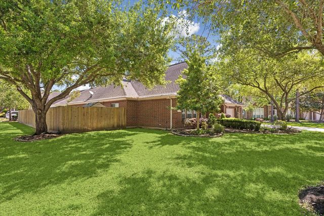 803 Woodcrest Drive, Friendswood, TX 77546