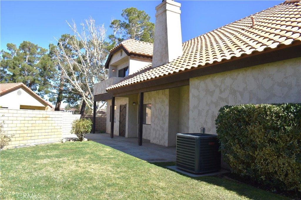 Image 2 of property listing at 19282 Pine Way, Apple Valley, CA 92308