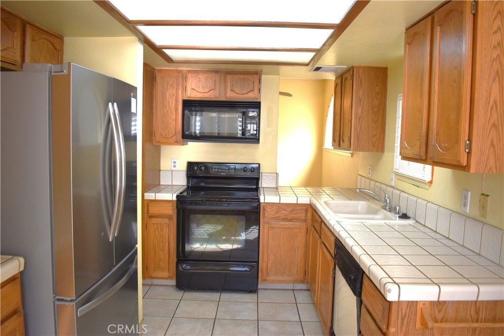 Image 4 of property listing at 19282 Pine Way, Apple Valley, CA 92308