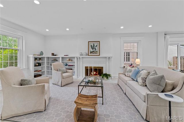 31 Dartford Avenue, Clayton, MO 63105
