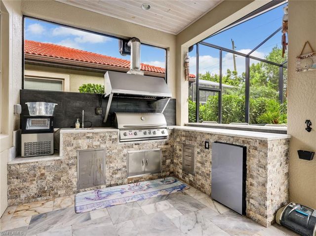 16395 Barclay CT, Naples, FL 34110