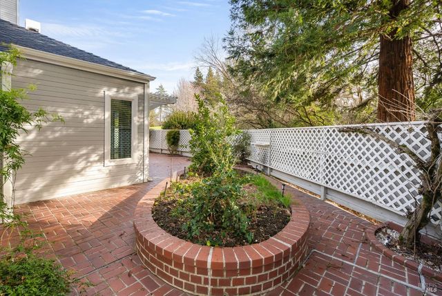 2322 Lakeview Dr, Santa Rosa, CA 95405