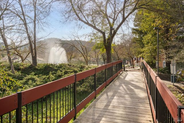 2322 Lakeview Dr, Santa Rosa, CA 95405