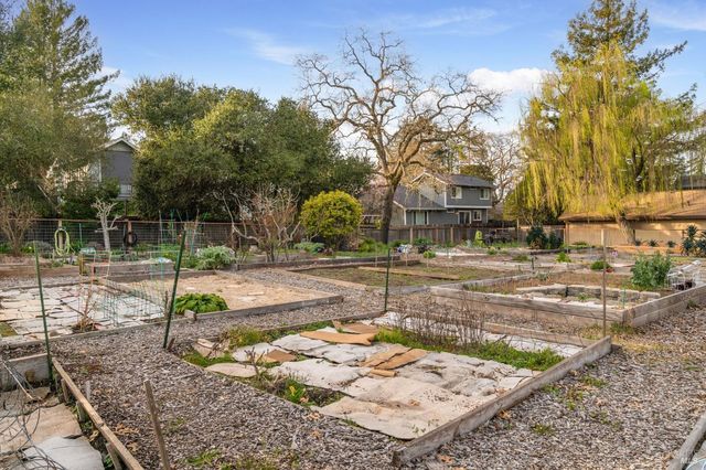 2322 Lakeview Dr, Santa Rosa, CA 95405