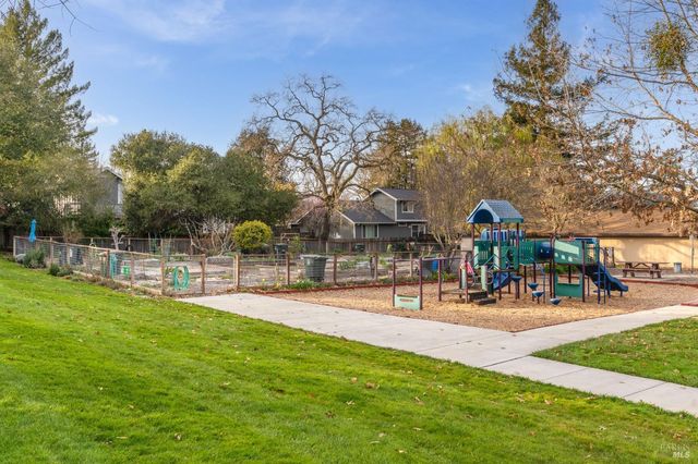 2322 Lakeview Dr, Santa Rosa, CA 95405