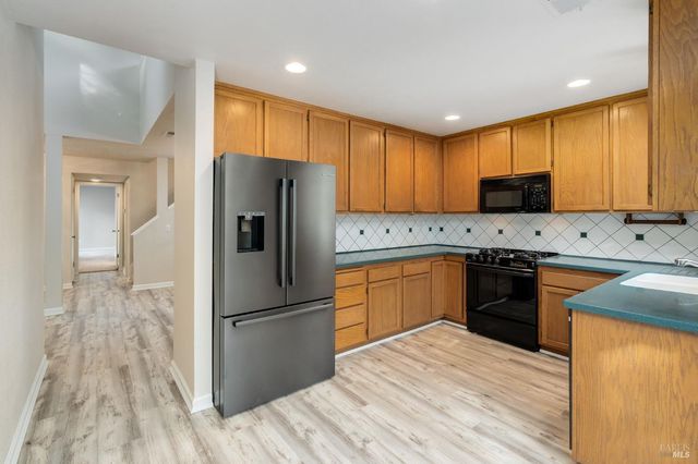 2322 Lakeview Dr, Santa Rosa, CA 95405