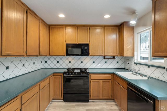 2322 Lakeview Dr, Santa Rosa, CA 95405